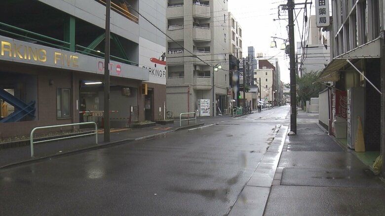 未明の路上で襲われる…23歳女性がバッグひったくられ引きずられてケガ 160ー170cm位の男が仲間の車で逃走｜FNNプライムオンライン