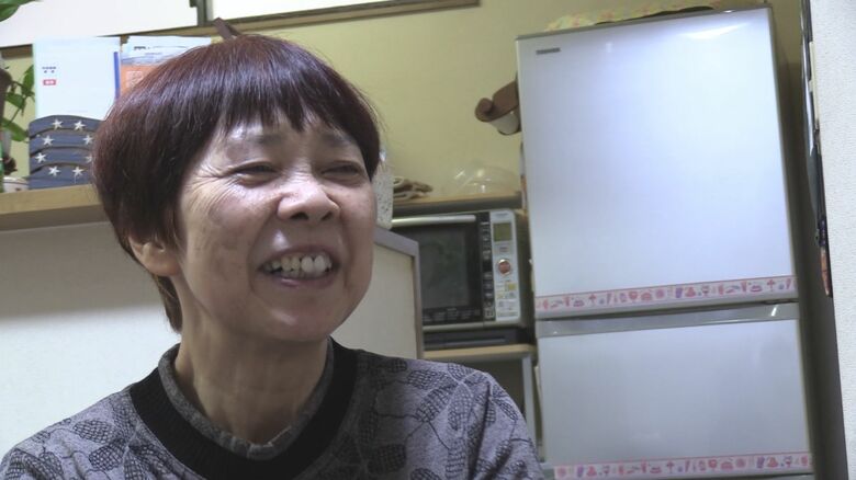 笑顔で和華さんを見つめる母・智子さん