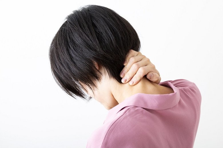 首からポキッという音が…(画像はイメージ)