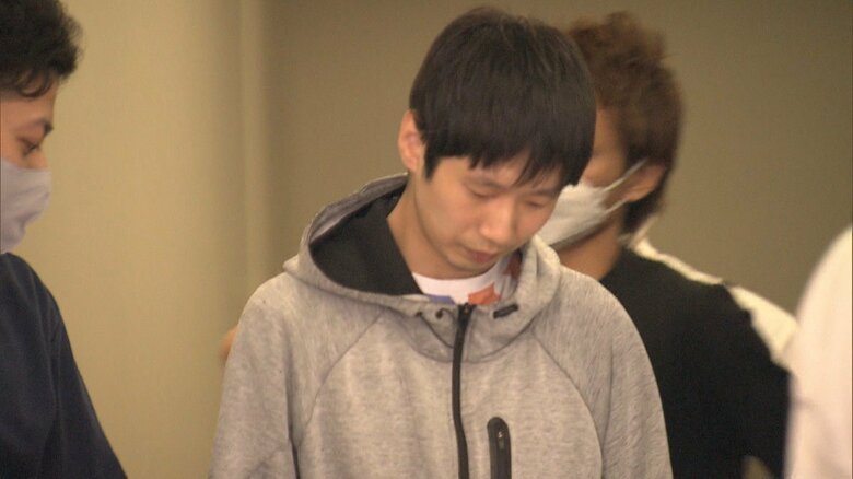 新宿署に連行される沢村容疑者(7日午後)