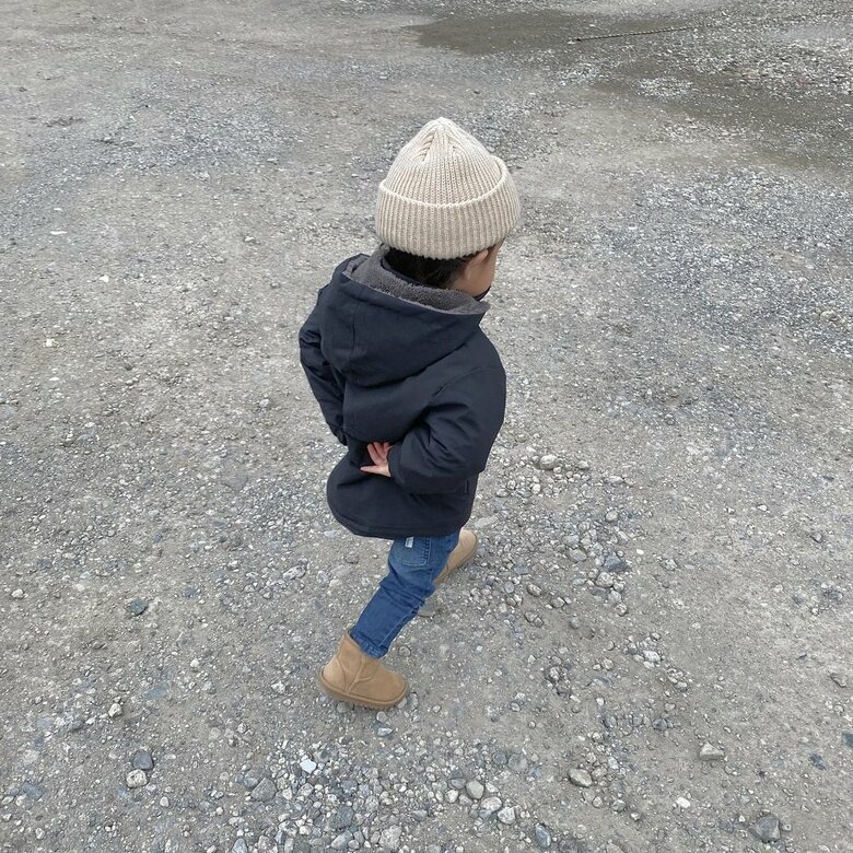 アウターがもこもこで後ろ手が届かないので、組んでいる風