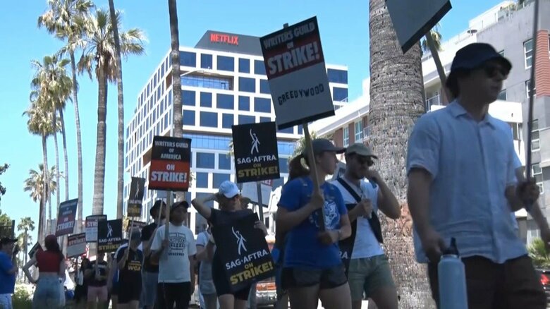 ネットフリックス本社前で行われたデモ（ロサンゼルス 14日）