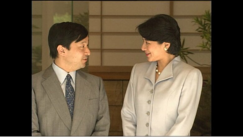 帰国した陛下を雅子さまがお出迎え　2001年5月