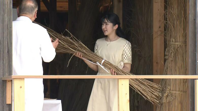 かやぶき屋根に使うススキの束をお持ちに（山田工作場） 