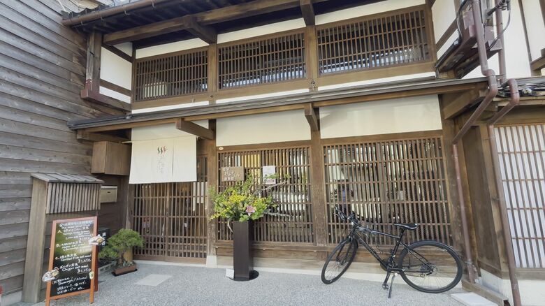 東山にオープンした店