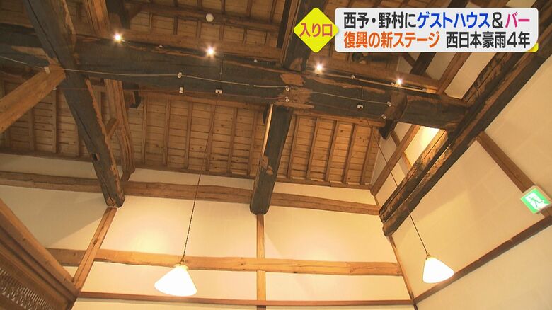 古民家ならでは…頭上には立派な梁が