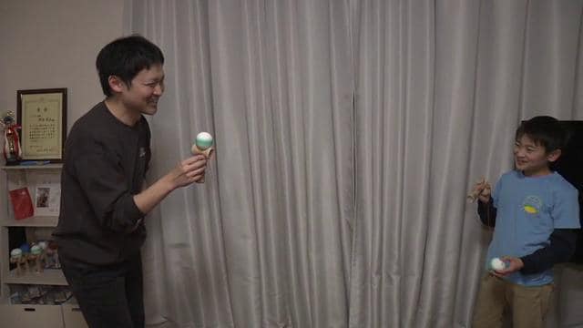 羽山くんに技を披露する父・正憲さん