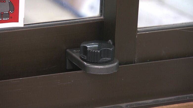 サッシに取り付けて窓を開きにくくする商品