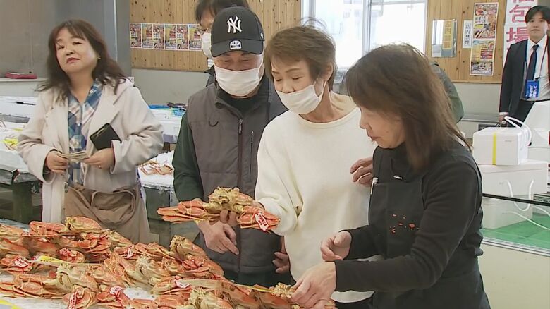 直売所で松葉がにを求める観光客ら