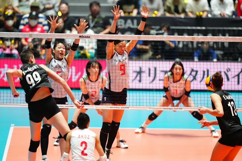 トルコ戦でカラクルトのアタックをブロックした渡邊彩（中央9）