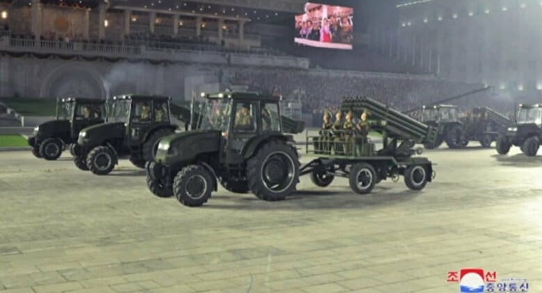 多連装ロケット砲を牽引するトラクター(2021年9月9日)