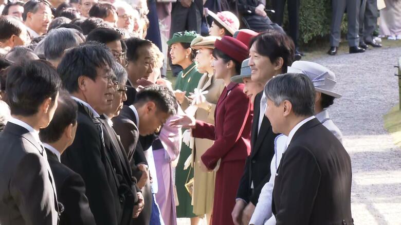 山岸一男さんと懇談される天皇皇后両陛下