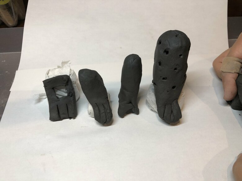 制作途中の様子　最初はイスがなかった