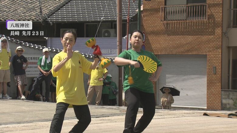 才蔵役の桃羽さん（左）・万歳役の茶々丸さん（右）