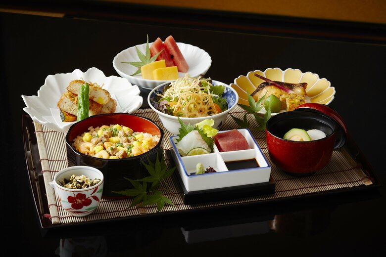 和食〈かがり〉ランチ「カップヌードル御膳」（提供：京王プラザホテル）