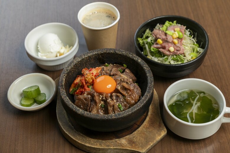 やきにく倶楽部　みくりやさん家の牛すじ煮込み丼　1800円（税込）