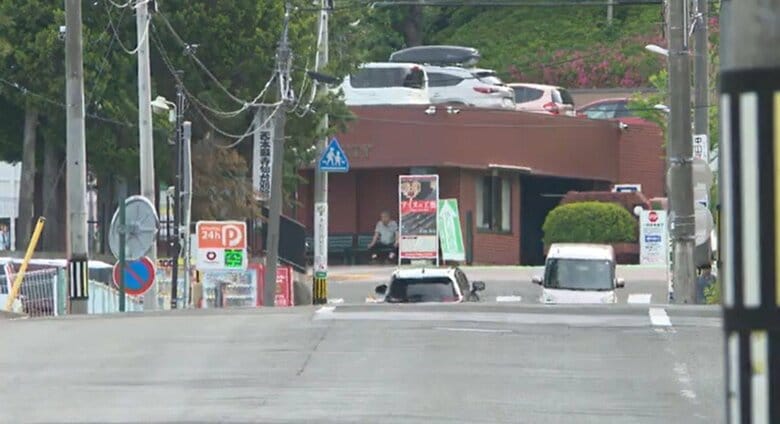 車が見えなくなるほど深い谷になっている
