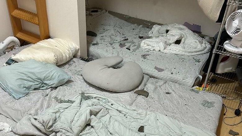大きな風の音がして今川さん夫婦が起き上がって子どもをかばった直後に窓硝子が割れたという