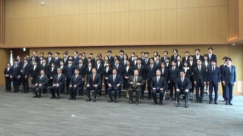 内閣府の入府式で木原官房長官と写真撮影に臨む新入職員　