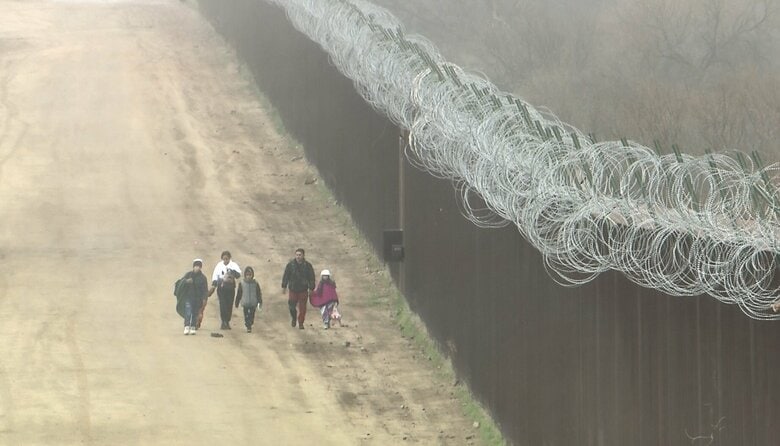 早朝に発見した国境越えてきた家族とみられる人達