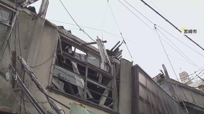 宙にぶら下がった木片が今にも落ちてきそうだ