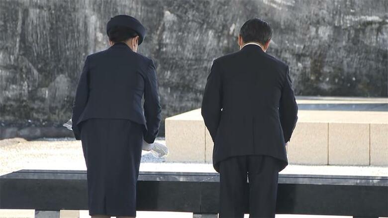 国立沖縄戦没者墓苑を拝礼された両陛下（22日午後）