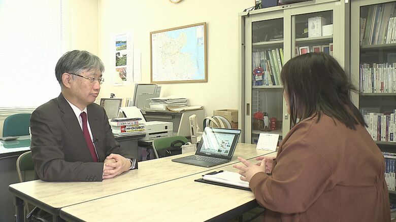 TOSの取材に応じる日本文理大学 長崎浩介教授