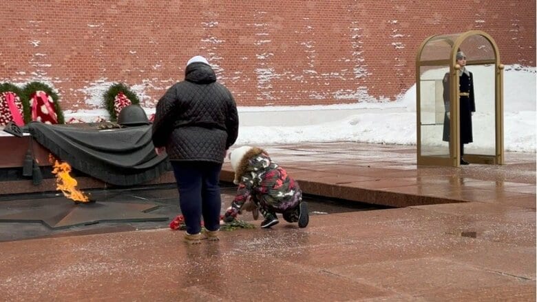 「無名戦士の墓」に献花する動員兵の妻たち（2024年2月）