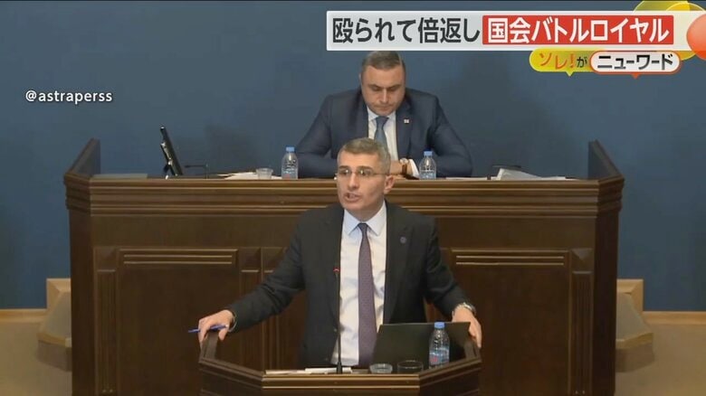 暴動が起こる直前に、演説を行う与党の党首