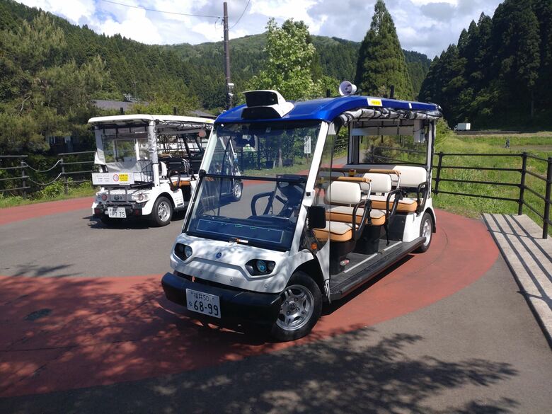 営業運行で走行している「ヤマハ発動機の電動カート」（提供：福井県永平寺町）