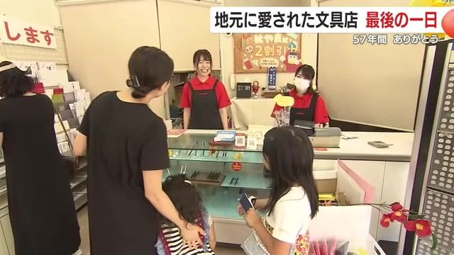 はやま文具でのおつかいを作文にしたという小学生と母親も来店