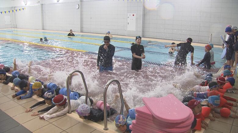 屋内の温水プールで行われた授業