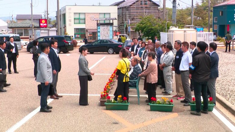 石川・志賀町「道の駅とぎ海街道」で仮設店舗を視察される愛子さま　訪問2日目
