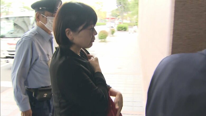 報道陣の問いかけにも無言…前橋市役所に入る小川市長　３日朝