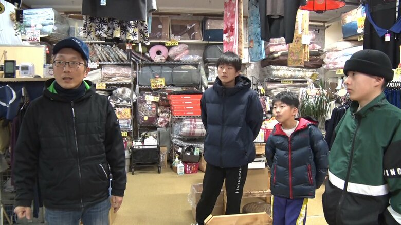 店主の十吾さん、長男・隼汰さん、三男・碧斗くん、次男・凱叶さん