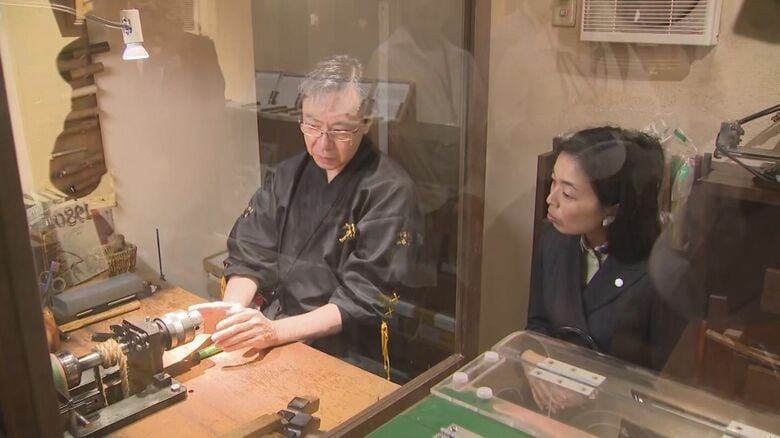 万年筆職人の技を熱心に見学（鳥取市）