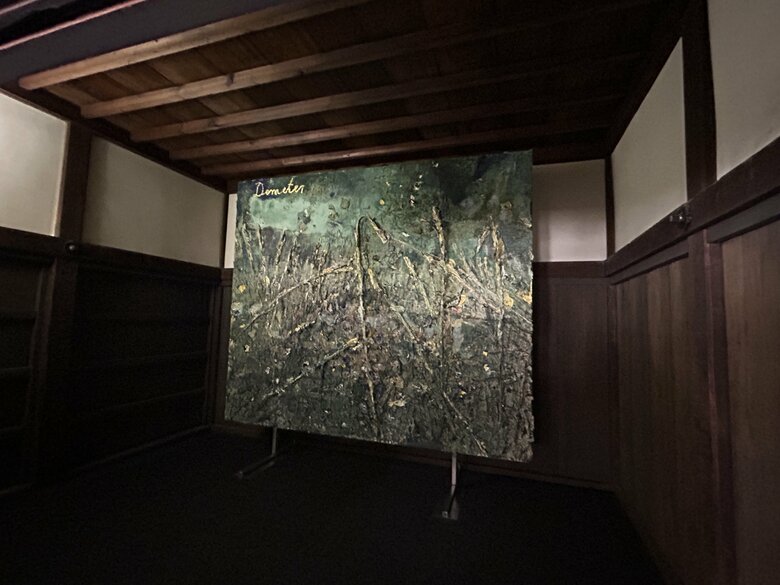 自然光だけで暗闇に浮かび上がる絵