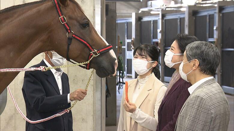 令和5（2023）年10月 皇居内の厩舎で本勇号にエサを与えられる天皇ご一家