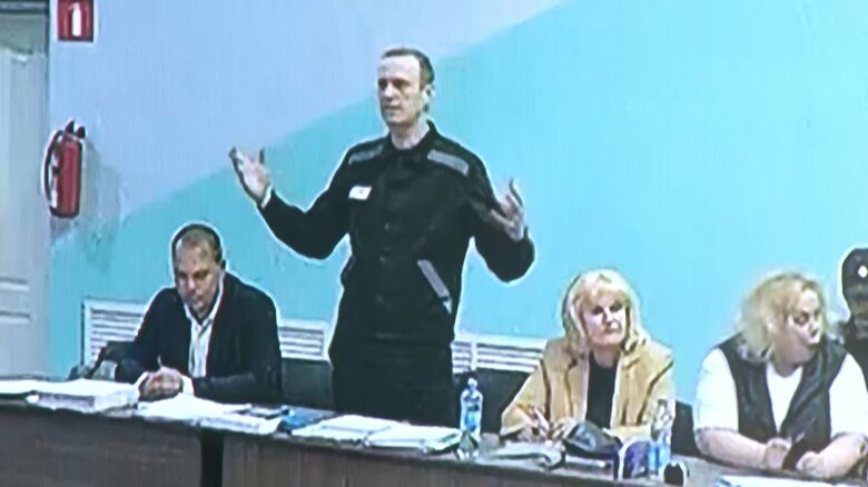 ナワリヌイ氏と弁護団（ロシア・ウラジーミル州　6月19日）