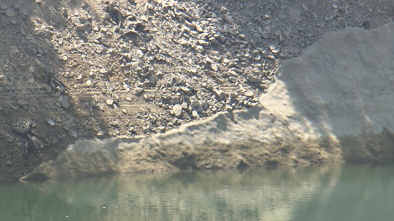 水位が低下しているのが分かる