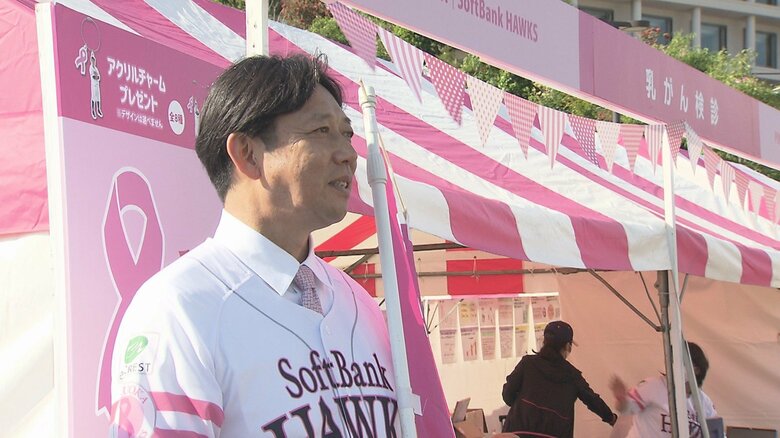 ピンクをあしらったユニホーム姿で募金を呼びかける鳥越さん　5月17日