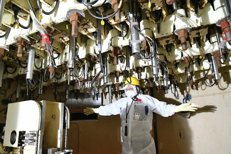 第５号機・格納容器内で取材団に説明する廃炉コミュニケーションセンター・リスクコミュニケーターの木元崇宏さん　日本記者クラブ取材団・代表撮影