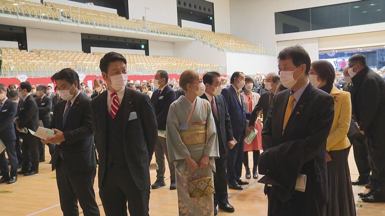 泉田議員（右）と鷲尾議員（左）