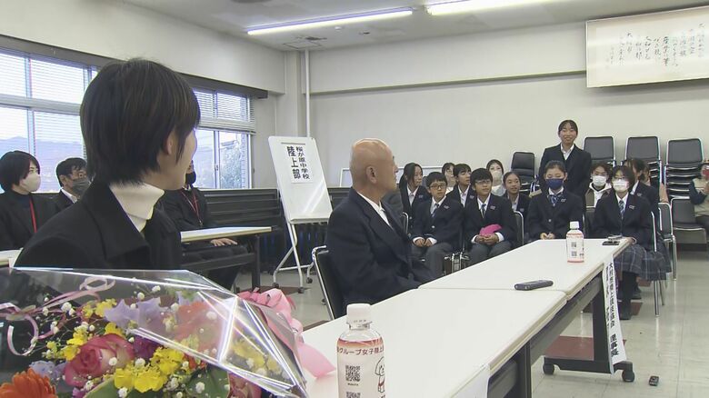 後輩たちの質問に答えた