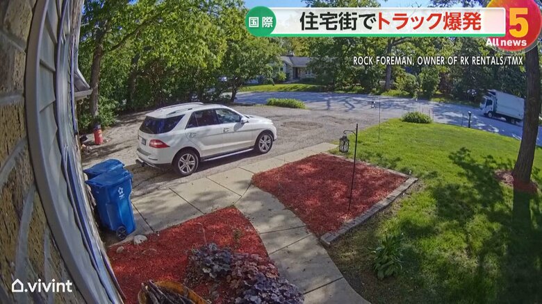 荷台のプロパンガスが漏れ出したと見られるトラックが爆発する一部始終①