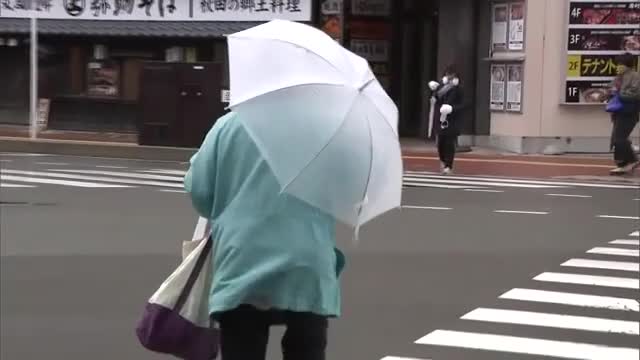 暴風や高波に警戒を　秋田県内は15日にかけ海上を中心に大荒れの天気に　秋田
