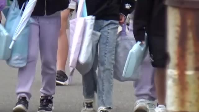 ウォーキング中の強盗事件　近隣小学校は見守り登校で再開　警察逃げた男の行方追う　広島市佐伯区