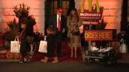 トランプ大統領 アジア歴訪から帰国し恒例のハロウィンイベントに出席…長旅の疲れも見せず子どもたちにお菓子配る