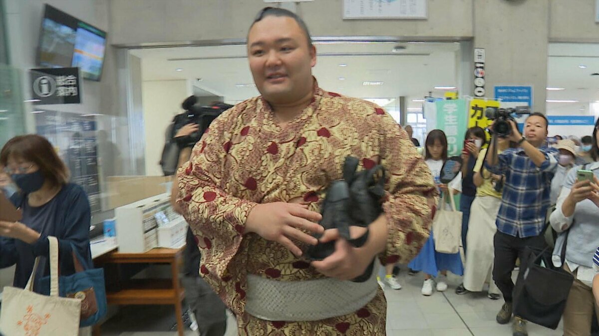朝乃山が師匠・高砂親方と富山に帰省「来場所は二桁勝利で再入幕目指す