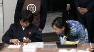 「カラフルなのもいいですね」佳子さまが小学生と信楽焼のたぬきに絵付け体験 全国障害者スポーツ大会の競技観戦も